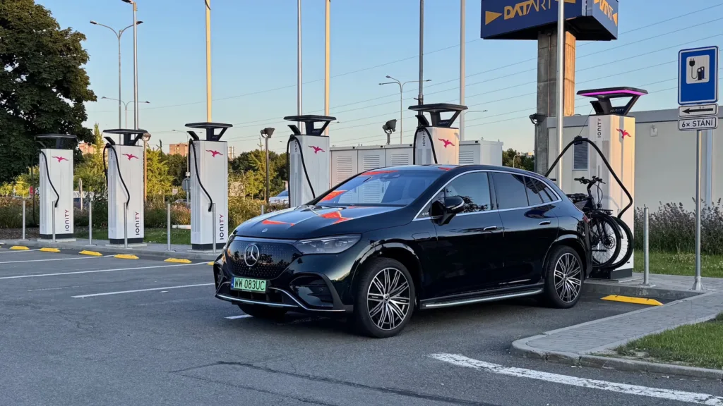 Samochód elektryczny Mercedes EQE SUV na stacji ładowania Ionity w Ostrawie/Czechy