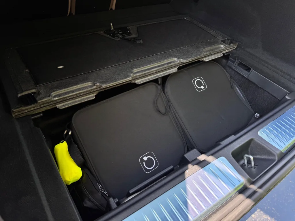 Mercedes EQE 500 4Matic – schowek pod połoga bagażnika na kable