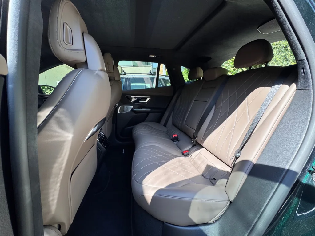 Mercedes EQE 500 4Matic – tylna kanapa