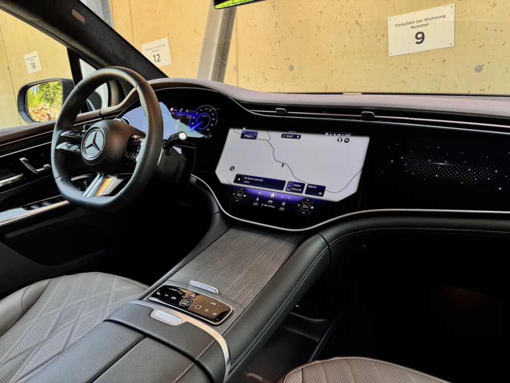 Mercedes EQE 500 4Matic – deska rozdzielcza kokpit