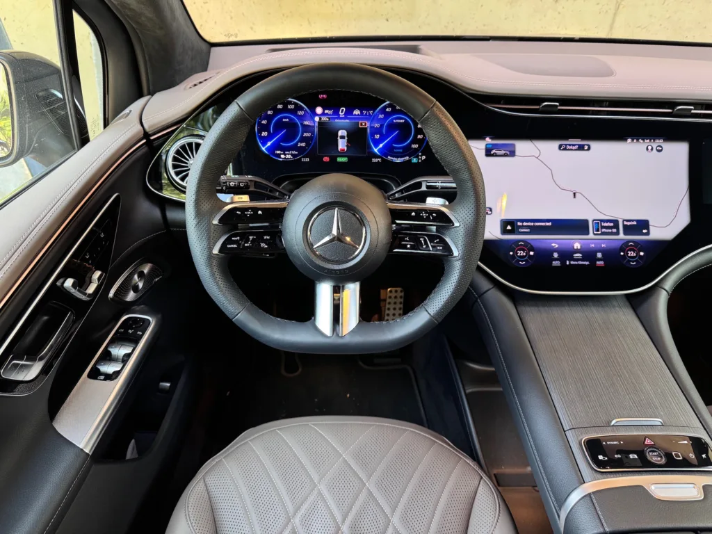 Mercedes EQE 500 4Matic – deska rozdzielcza