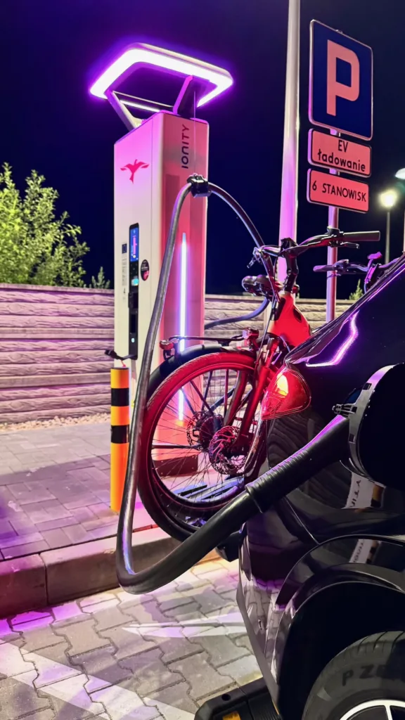 Mercedes EQE 500 SUV na stacji szybkiego ładowania w miejscowości Radomsko w Polsce