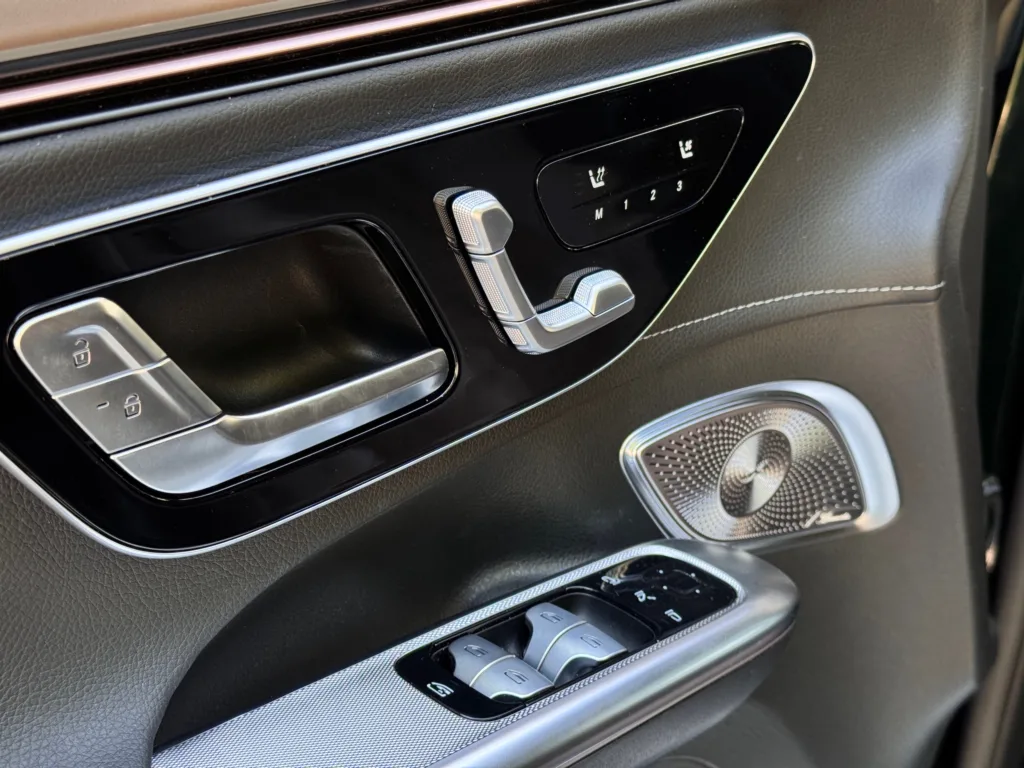 Mercedes EQE 500 4Matic – boczek drzwi sterowanie fotela