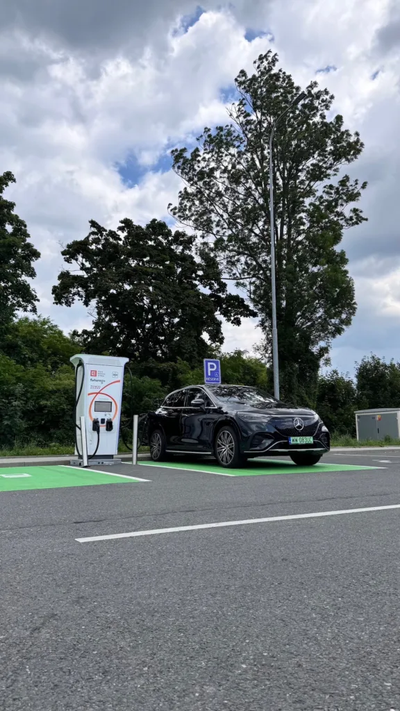 Mercedes EQE 500 SUV na stacji szybkiego ładowania w miejscowości Nowy Jiczyn w Słowacji