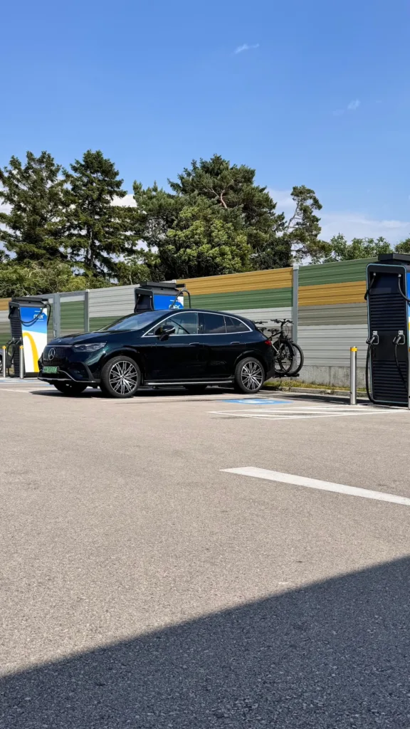 Mercedes EQE 500 SUV na stacji szybkiego ładowania w miejscowości Traiskirchen w Austrii
