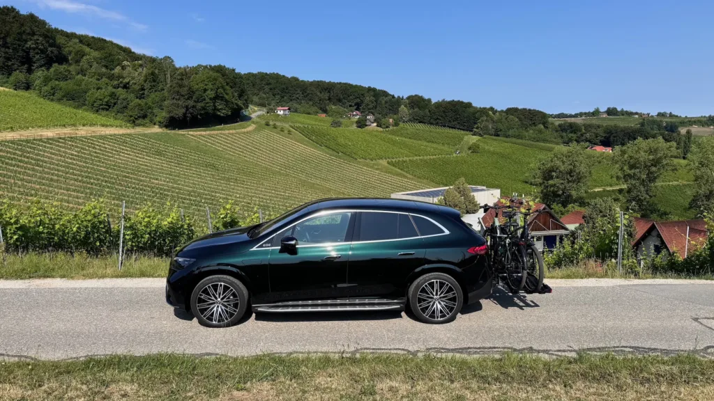 Samochód elektryczny Mercedes EQE SUV z bagażnikiem rowerowym w Styrii (Austria)