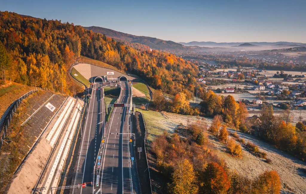 Nowy odcinek S1 między Przybędzą a Milówką otwarty. To jedna z najambitniejszych inwestycji GDDKiA - Nowa S1 miedzy Przybedza a Milowka otwarta