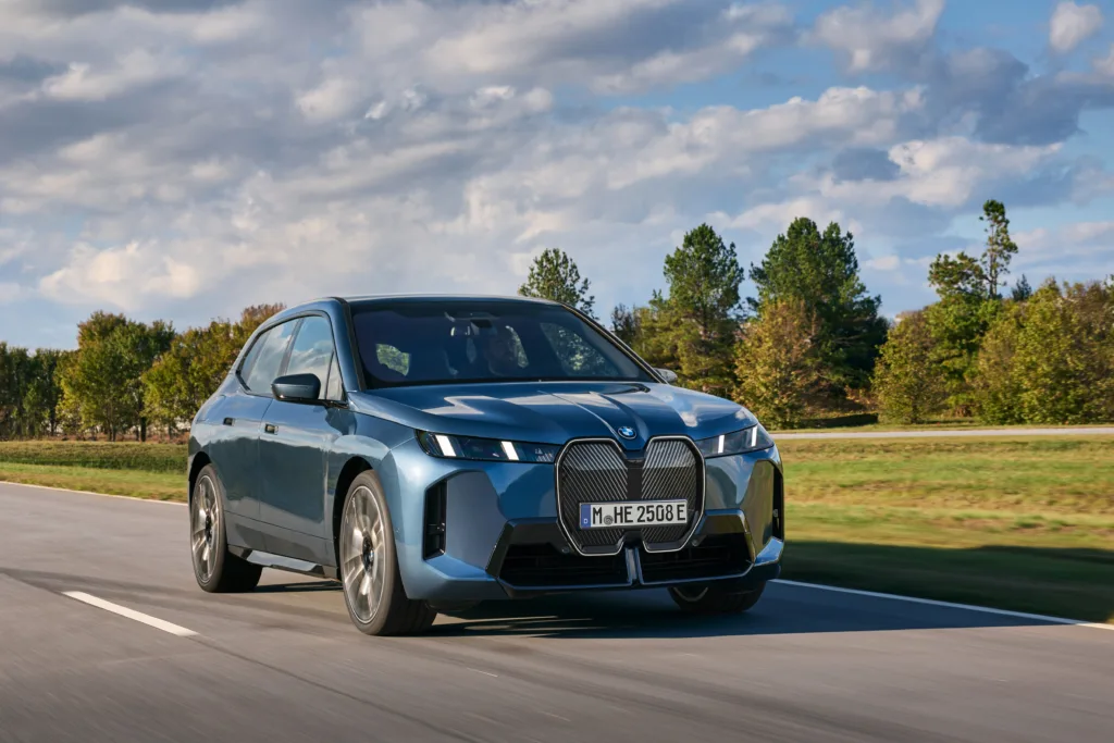 Lucid Gravity Touring: Szybszy, przestronniejszy i… tańszy. Czy zagrozi Tesli i Mercedesowi? - P90585162 highRes the new bmw ix xdriv