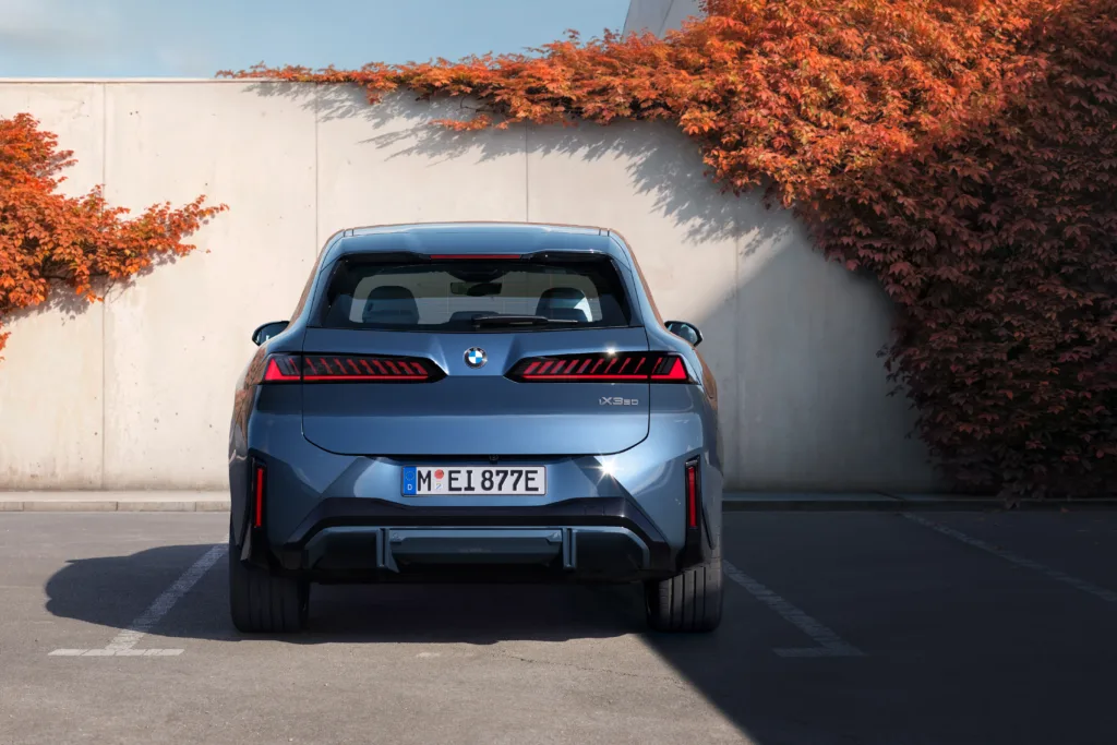 BMW iX3: Liczba zamówień przewyższyła oczekiwania BMW iX3: Liczba zamówień przewyższyła oczekiwania - P90616787 highRes artwork bmw ix3