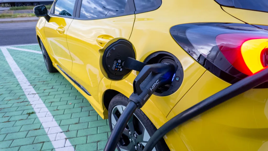 Raport PwC: Co piąty nowy samochód na świecie jest już w pełni elektryczny - Raport PwC elektromobilnosc przyspiesza 2