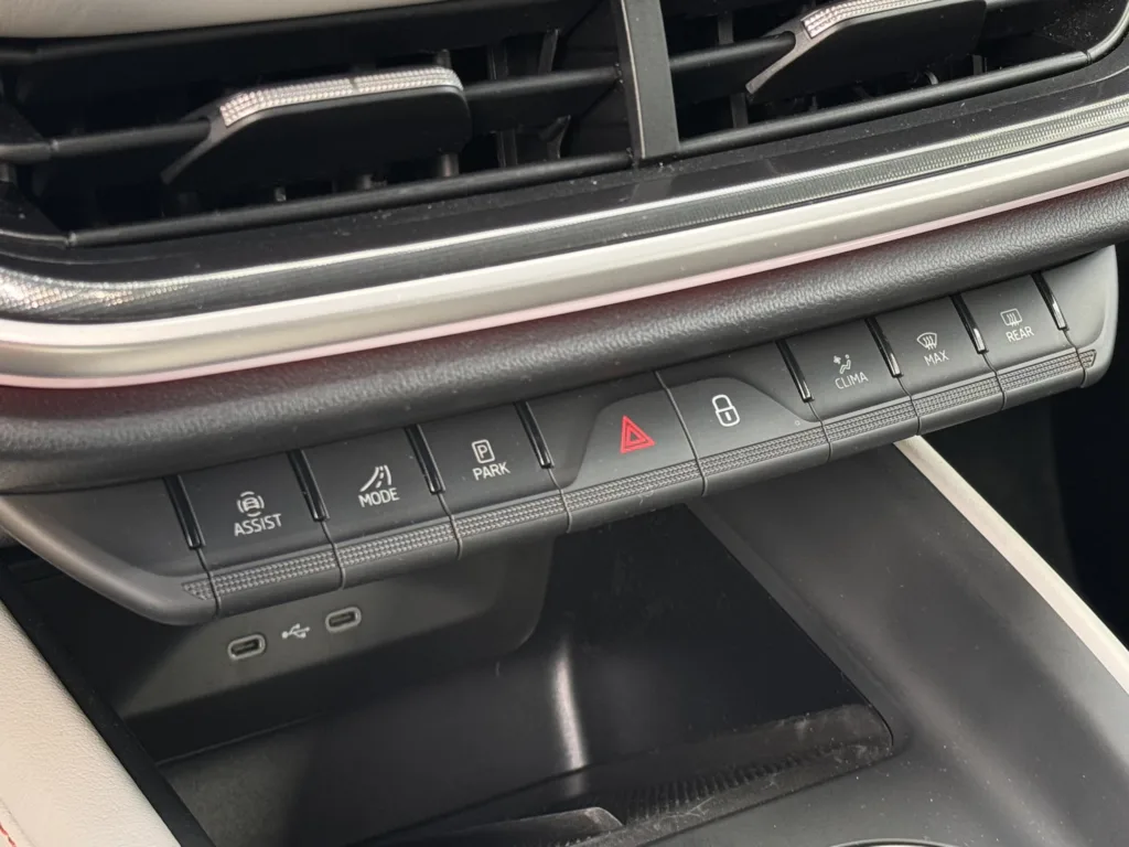 Skoda Elroq to funkcjonalny i poręczny SUV „w sam raz”. Z jednym „ale” - Skoda Elroq 32