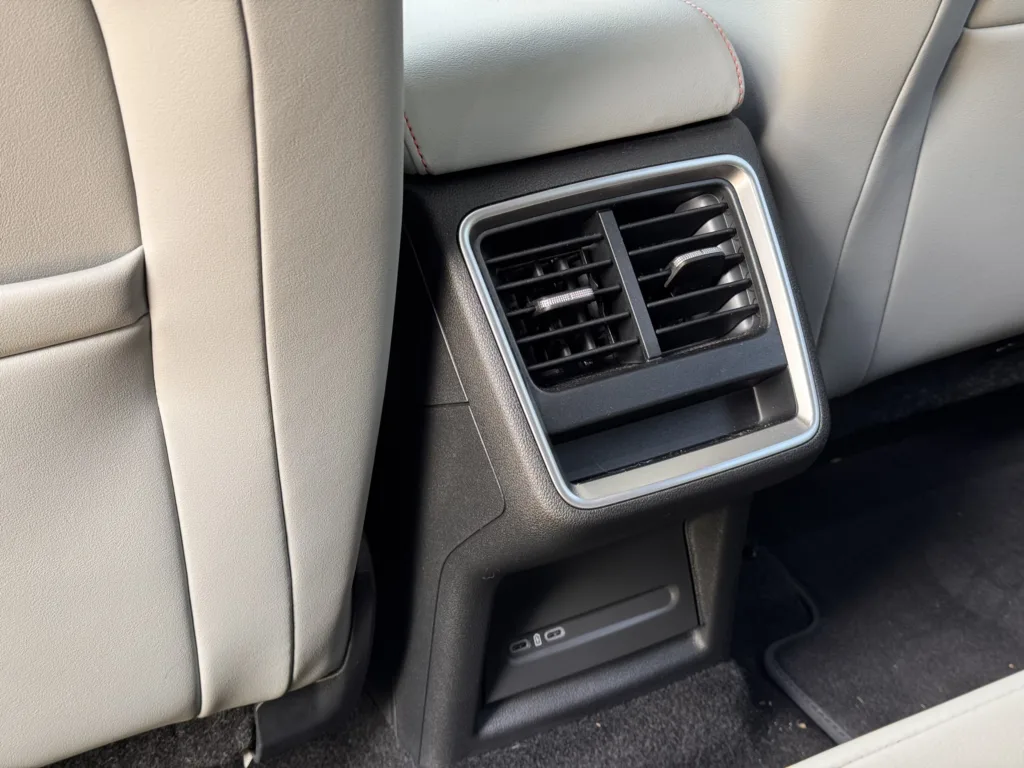 Skoda Elroq to funkcjonalny i poręczny SUV „w sam raz”. Z jednym „ale” - Skoda Elroq 50