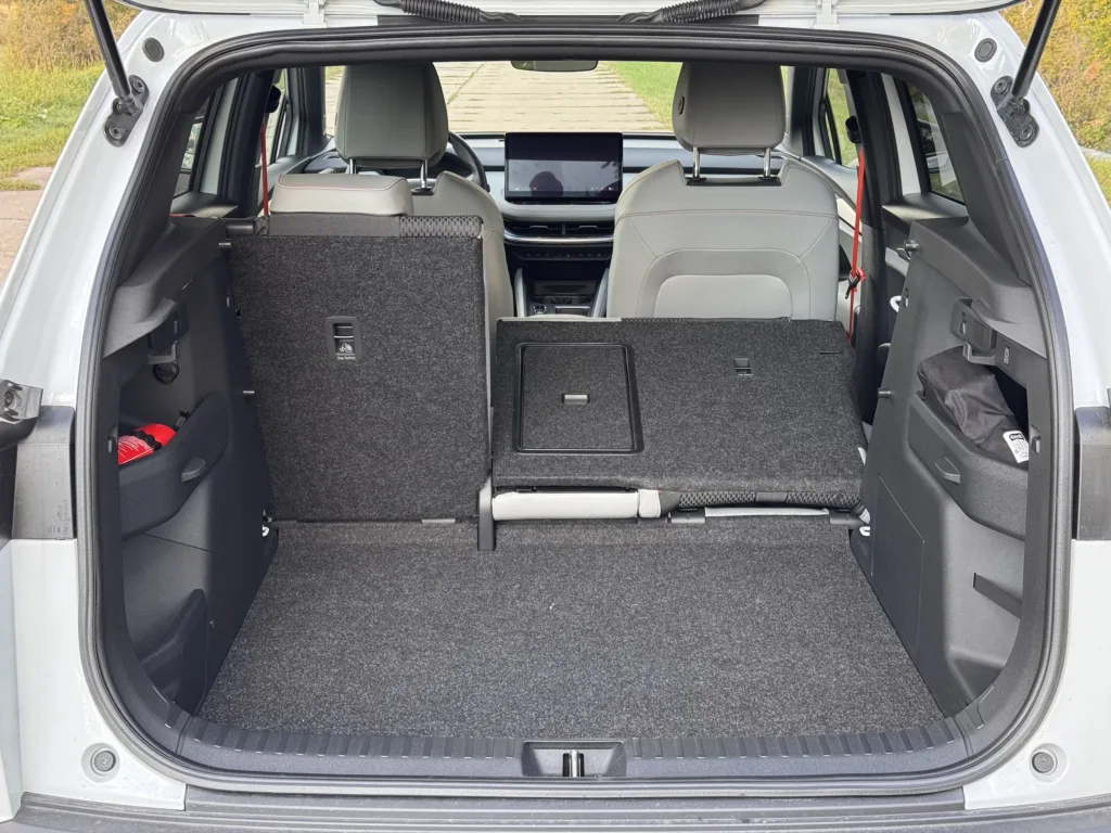 Skoda Elroq to funkcjonalny i poręczny SUV „w sam raz”. Z jednym „ale” - Skoda Elroq 53