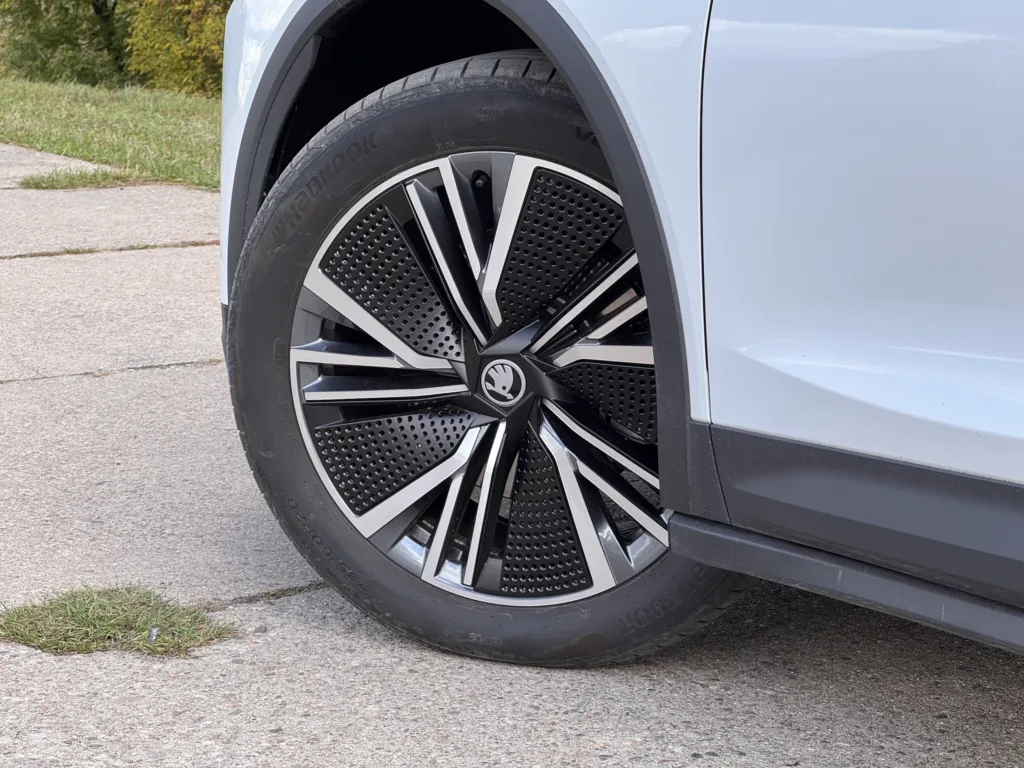 Skoda Elroq to funkcjonalny i poręczny SUV „w sam raz”. Z jednym „ale” - Skoda Elroq 6