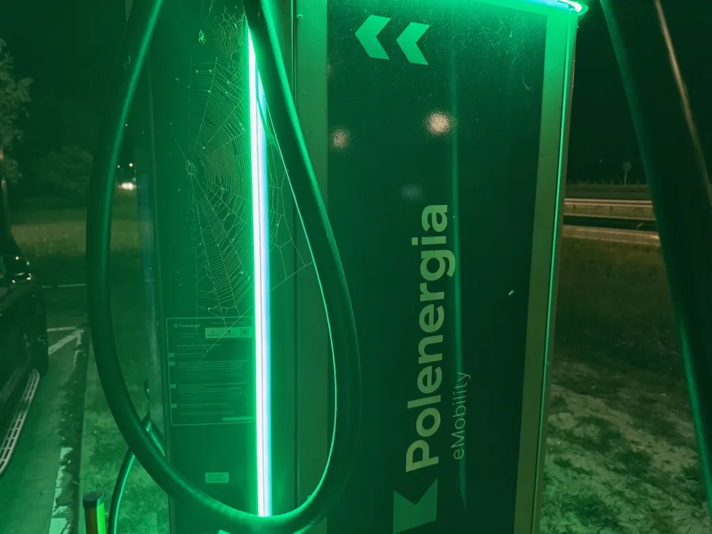 Szybka stacja ładowania sieci Polenergia z pajęczyna na kablu