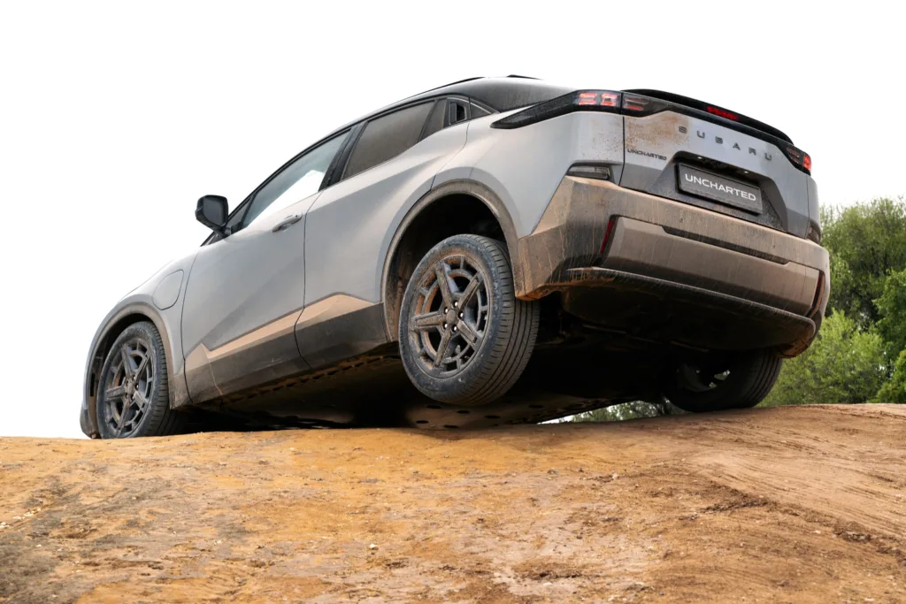 Zażyłem nowych Subaru Uncharted i Solterra w pigułce. To kontynuacja leczenia porajdowego „kaca” - Subaru Uncharted AWD Grey 23