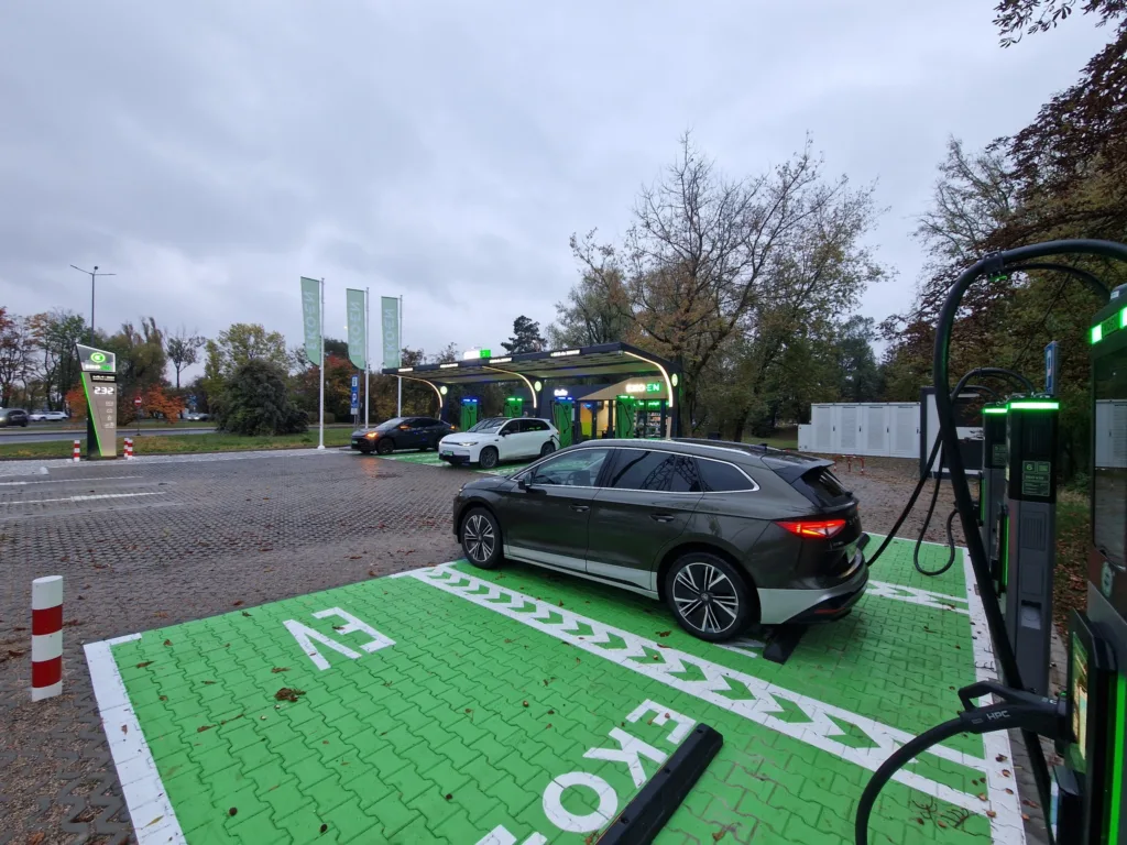 Polska stawia na zieloną rewolucję w transporcie. Czeka nas gwałtowny rozwój infrastruktury ładowania? - ekoen lotnisko rozbidowany
