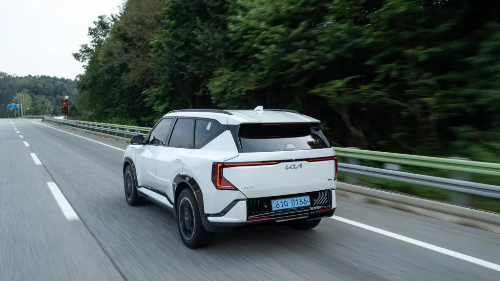  Kia EV5 zadebiutowała w Polsce. Ile kosztuje „elektryczny Sportage”?  - eyJwYXRoIjoia2lhXC9maWxlXC9VQ3BadDJud0xwVGE5M0VIQ2tBTS5qcGcifQ kia OMiG5mJ6PDF 5EqMIEoKsYoLflXpjqfEO9QjSgG0grM