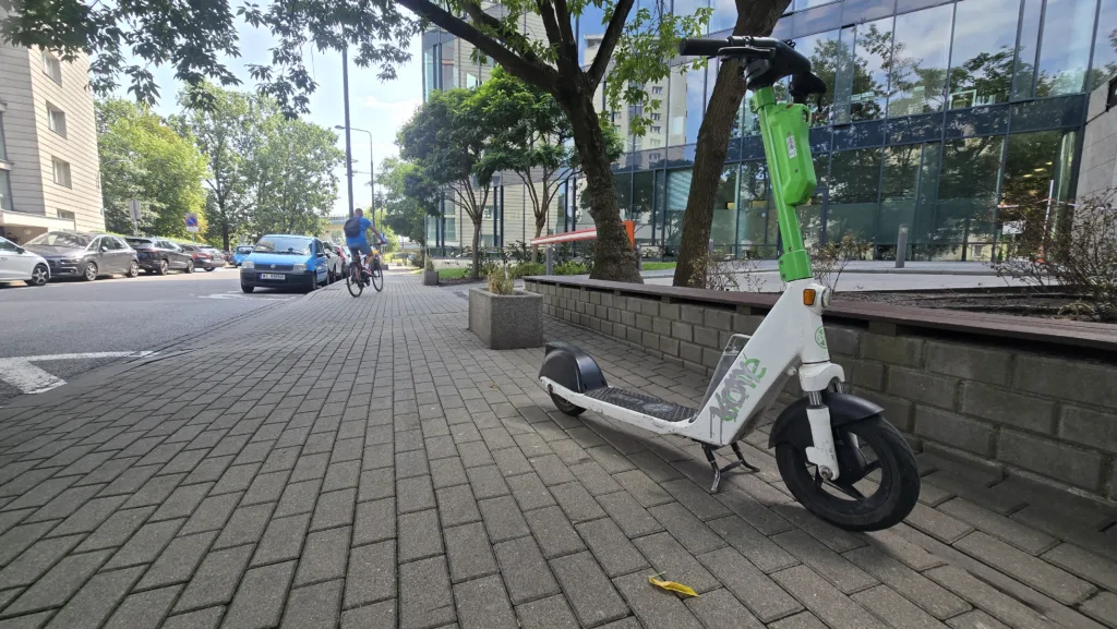 Kaski na elektrycznych jednośladach obowiązkowe. Nowelizacja z prezydenckim podpisem - hulajnogi elektryczne 2
