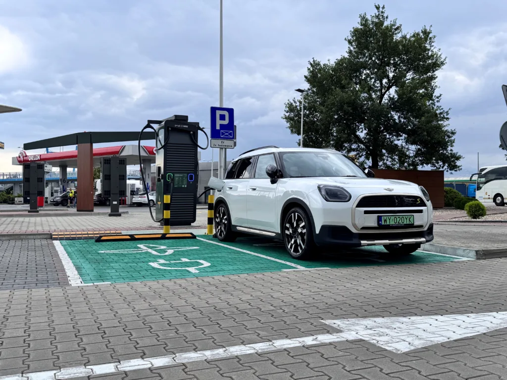 Ile kosztuje naładowanie auta elektrycznego? Od 48 do 215 złotych za 60 kWh - mini fot MGis ladowarka orlen 1