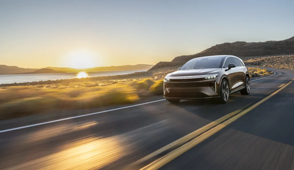 Lucid Gravity Touring: Szybszy, przestronniejszy i… tańszy. Czy zagrozi Tesli i Mercedesowi? - 1 Lucid gravity Touring wjezdza