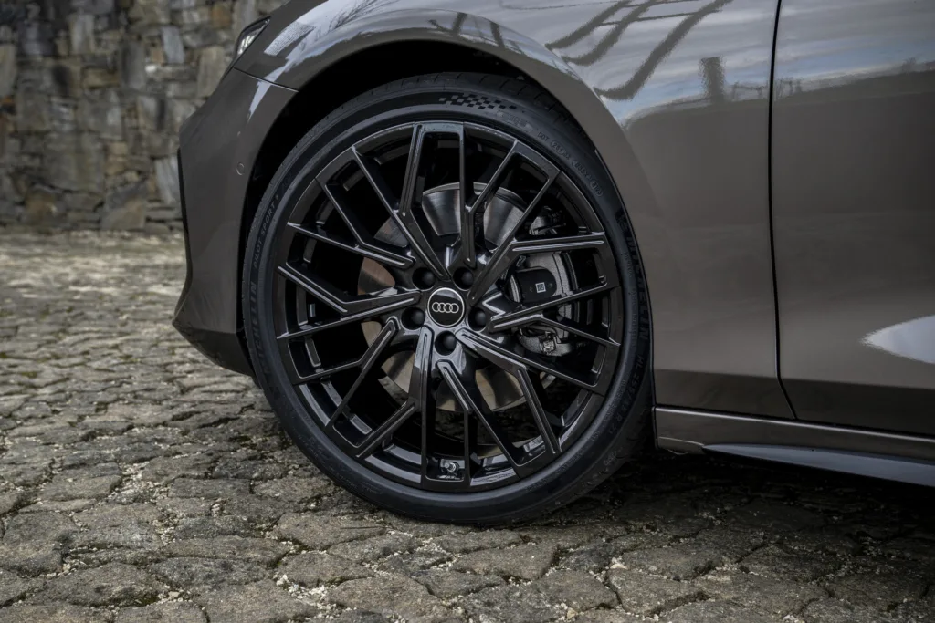 Letni test 2026. Nie każde premium hamuje tak samo - 1 opony homologacja