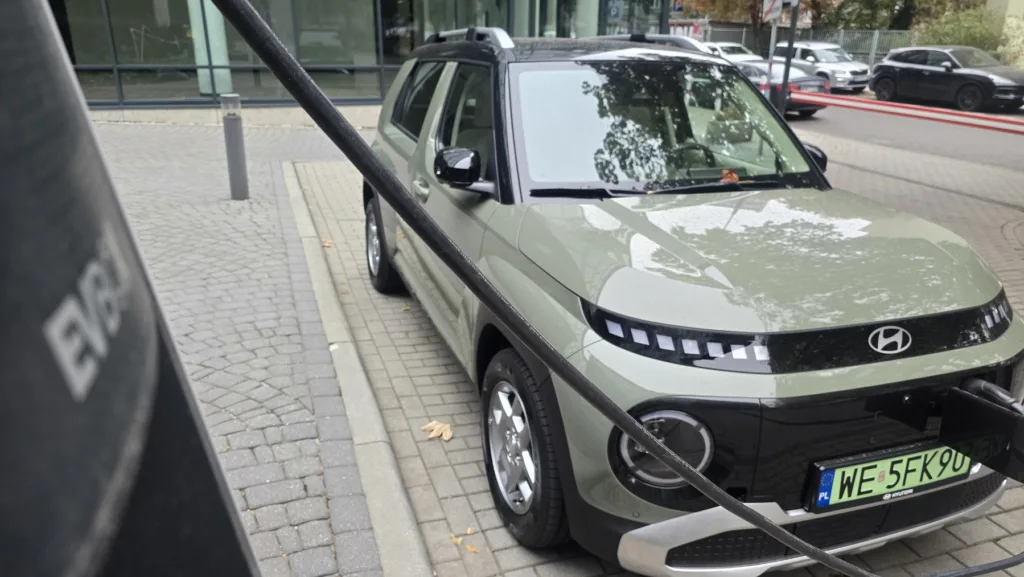 EV2 nadjeżdża. Producent z Korei szykuje mocny atak na rynek tanich elektryków - 1 test adac budzetowe auta hyundai inster