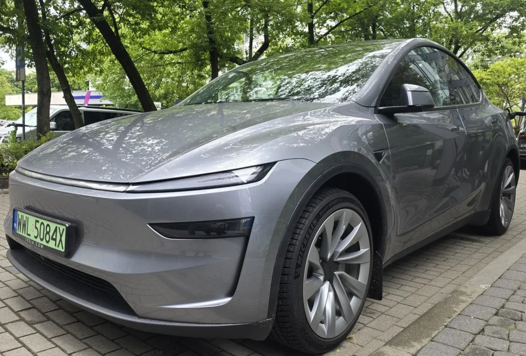 Zmiany w cenniku Tesli Model 3. Zrobiło się drożej o 10 tys. zł Zmiany w cenniku Tesli Model 3. Zrobiło się drożej o 10 tys. zł - 2 cennik w gore tesla