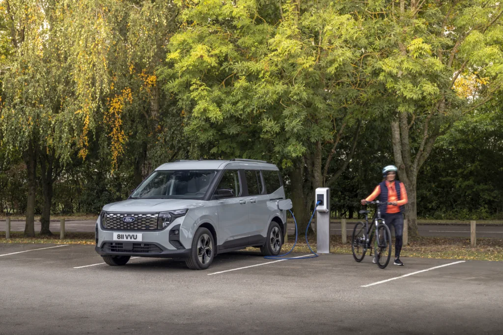 Chińczycy stawiają ładowarki na potęgę. Europa i USA daleko w tyle - 2024 FORD E Tourneo Courier 36