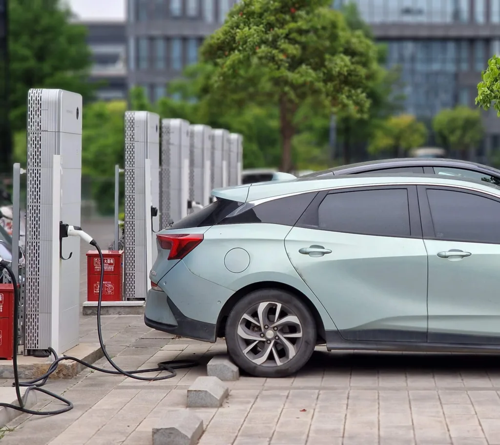 Chińczycy stawiają ładowarki na potęgę. Europa i USA daleko w tyle - 20250424 131748