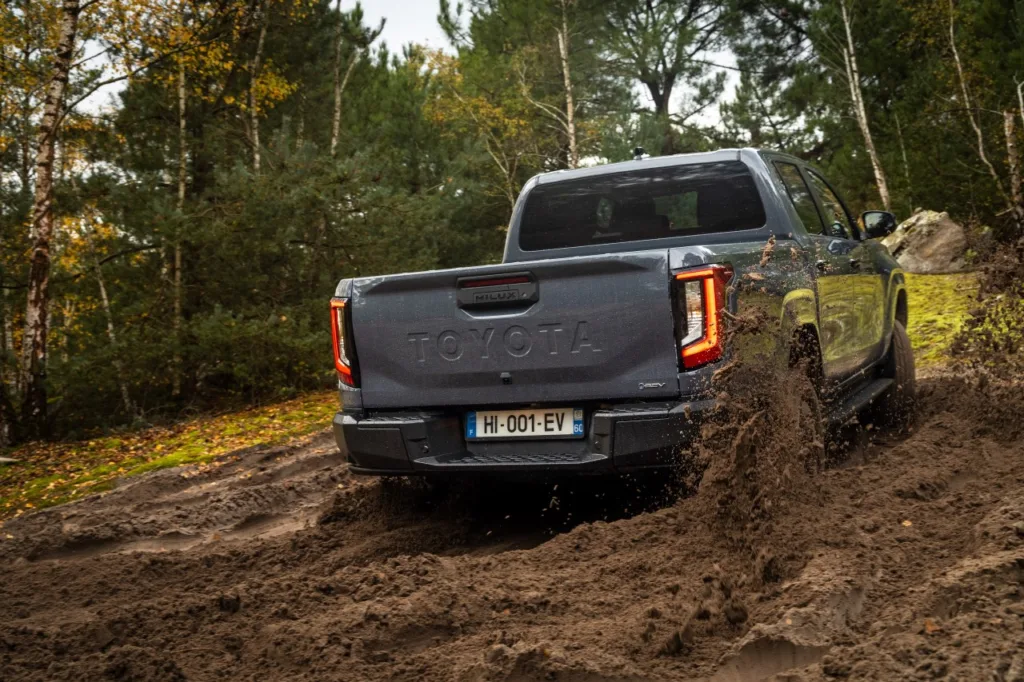 Nowa Toyota Hilux również elektryczna. Konkurencja nie może spać spokojnie - 2026 Hilux BEV MtE OffRoad Dynamic 015