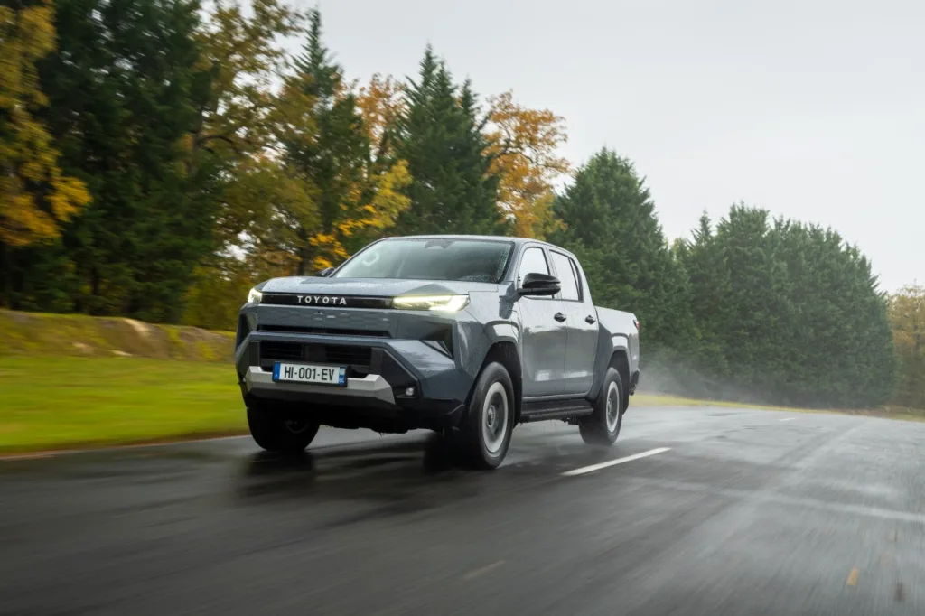 Nowa Toyota Hilux również elektryczna. Konkurencja nie może spać spokojnie - 2026 Hilux BEV MtE OnRoad Dynamic 045