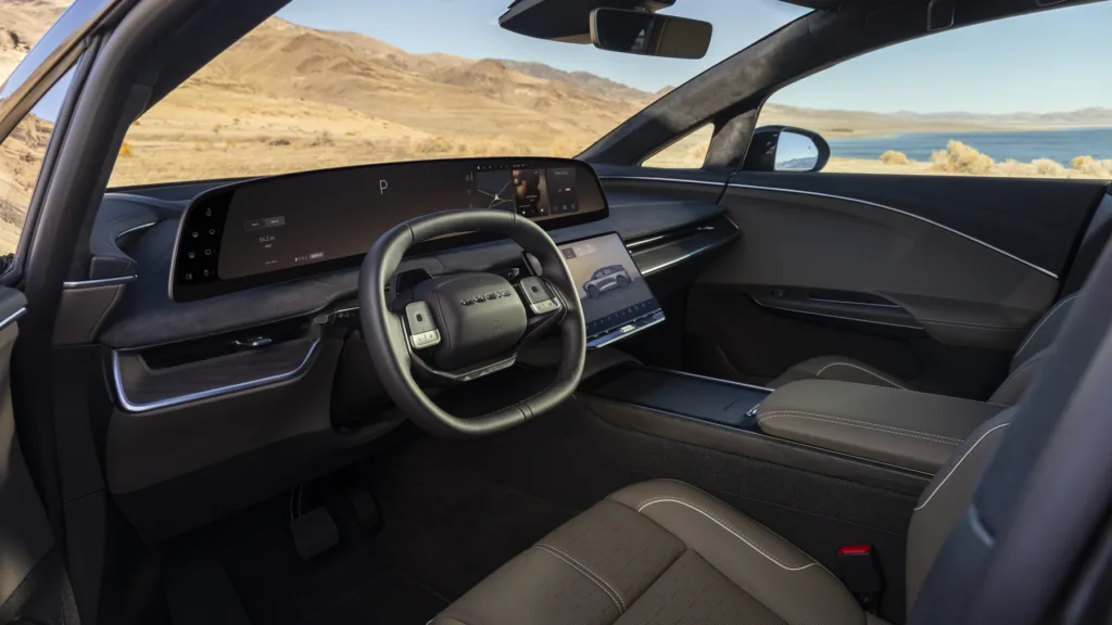 Lucid Gravity Touring: Szybszy, przestronniejszy i… tańszy. Czy zagrozi Tesli i Mercedesowi? - 3 Lucid gravity touring wjezdza na rynek