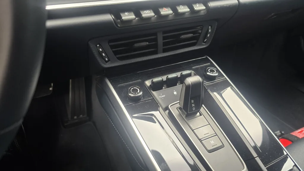 Dotykowe funkcje odchodzą do lamusa. Przyciski i pokrętła wracają do łask! - 3 przyciski i pokretla wrazaja do lask