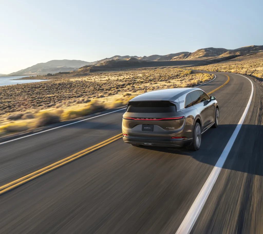 Lucid Gravity Touring: Szybszy, przestronniejszy i… tańszy. Czy zagrozi Tesli i Mercedesowi? - 4 lucid gravity wjezdza na rynek