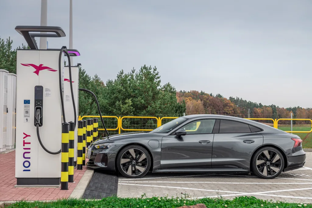 Huby ładowania z przyszłością. Sytuacja, plany i operatorzy - Audi etron Ionity 25