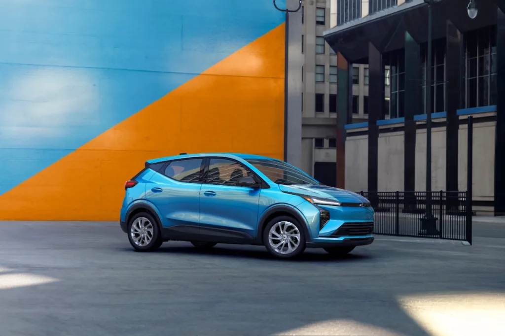 Amerykanie rzucili się na auta elektryczne. Czy koncerny wytrzymają presję? - Chevrolet Bolt 2027 passenger side