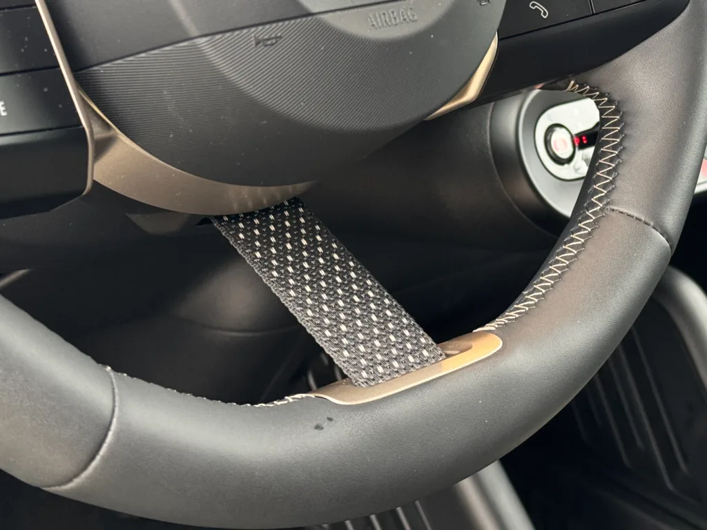 MINI Cooper SE pasek na kierownicy