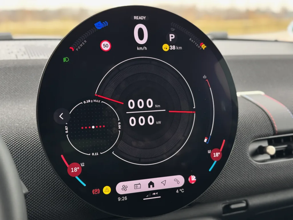 MINI Cooper SE ekran wskaźniki