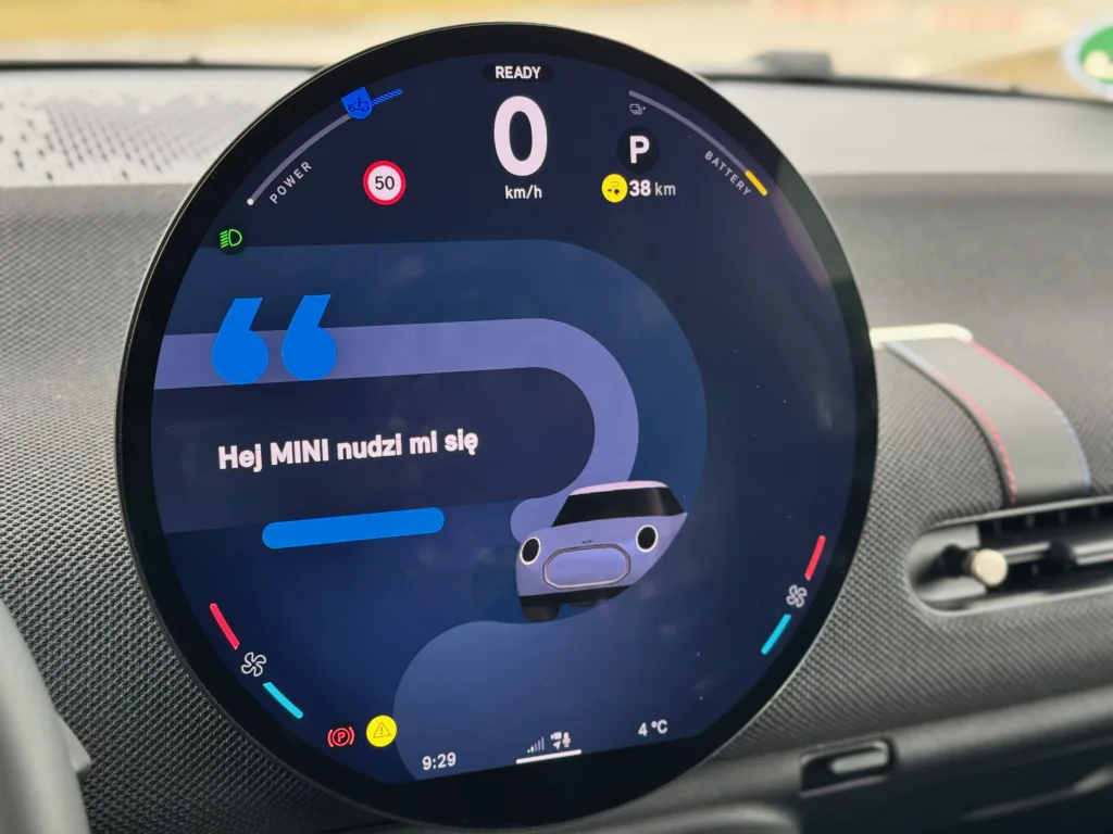MINI Cooper SE ekran asystent głosowy
