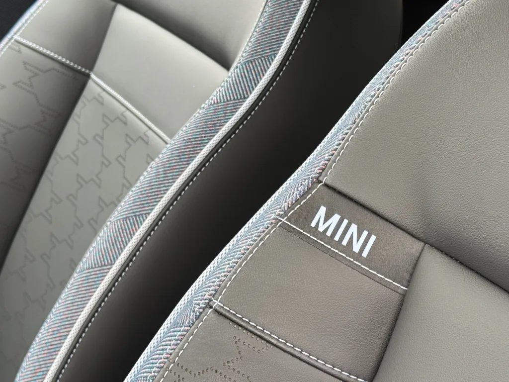 MINI Cooper SE fotele detal napis MINI