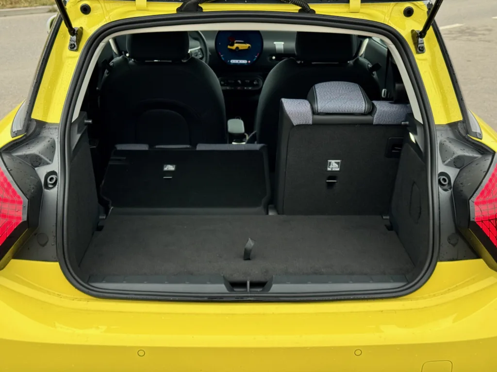 MINI Cooper SE bagażnik złożona kanapa