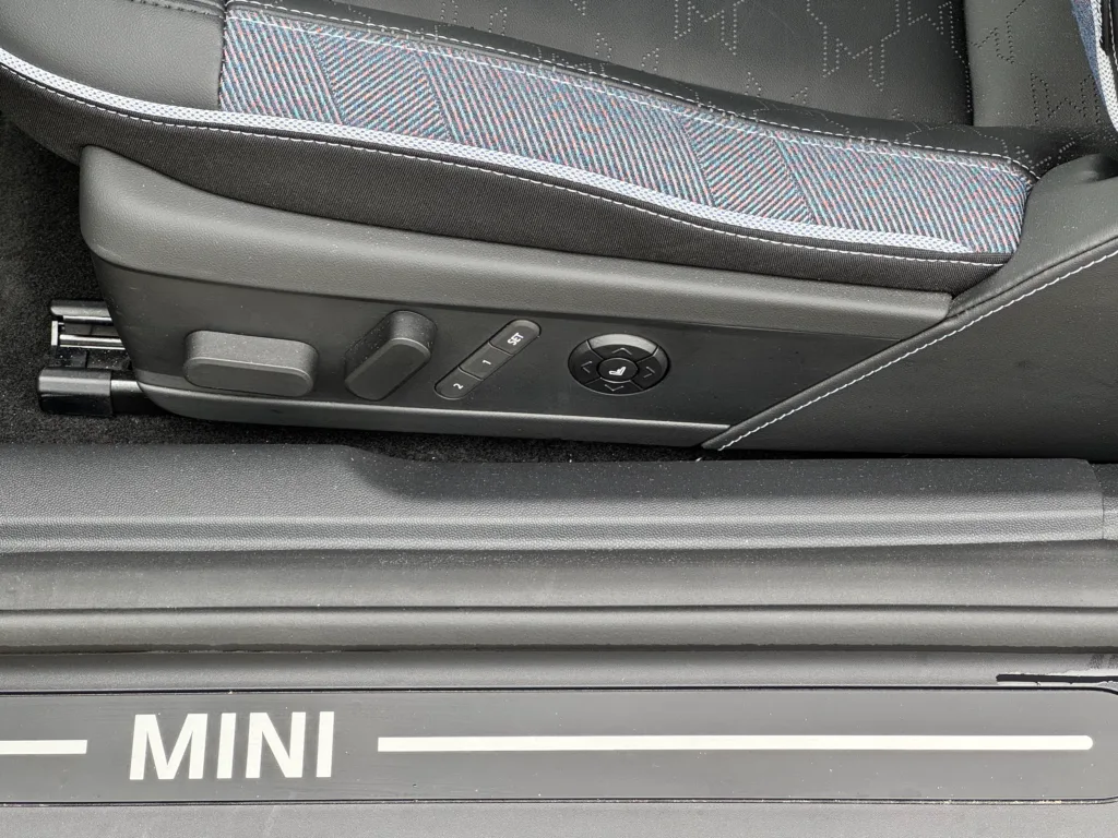 MINI Cooper SE elektrycznie sterowane fotele