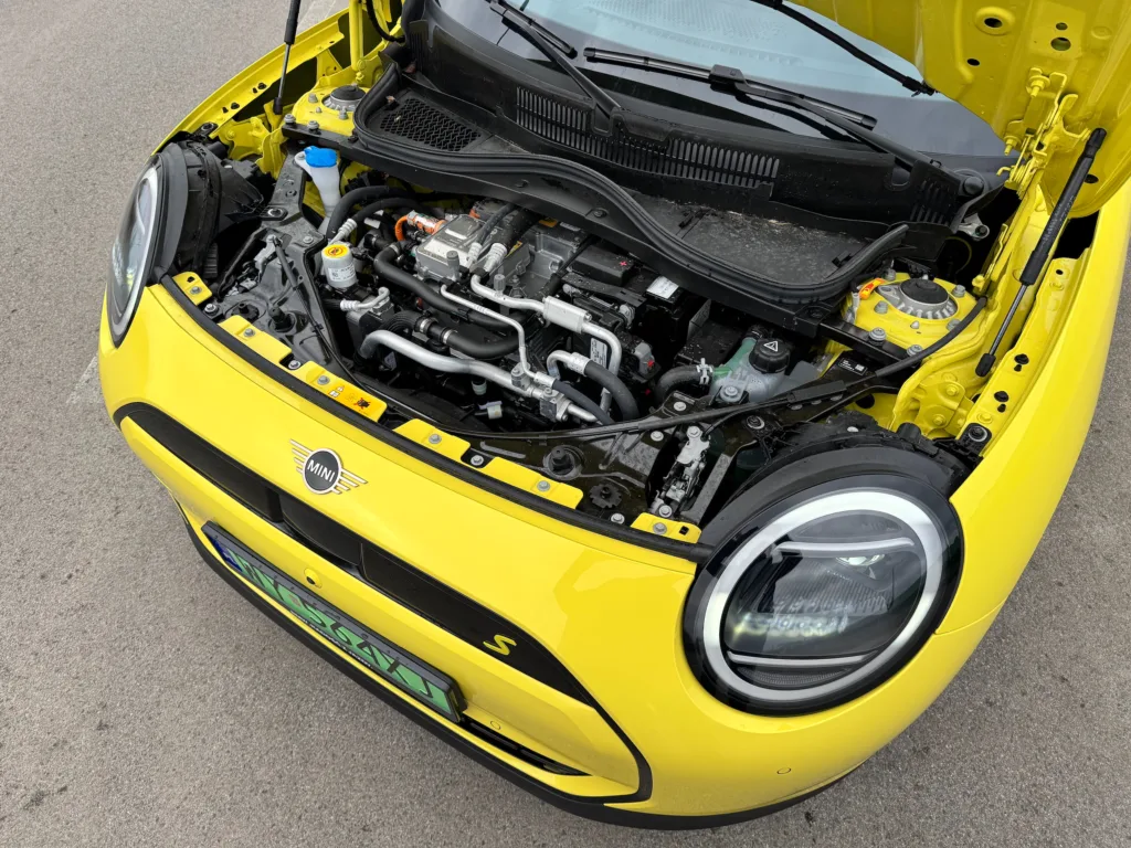MINI Cooper SE silnik pod maską