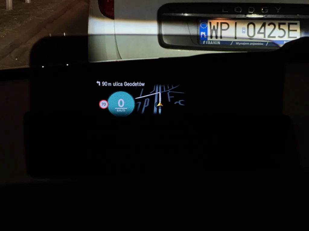 MINI Cooper SE ekran head-up w nocy