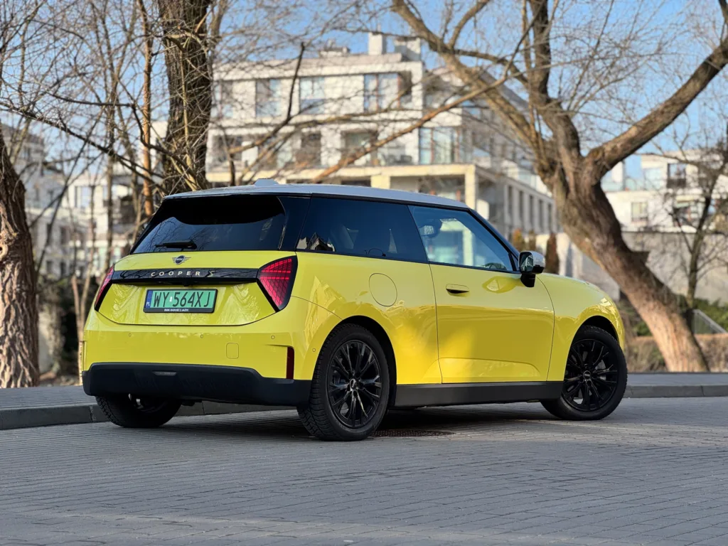 MINI Cooper SE nadwozie sylwetka tył 3/4