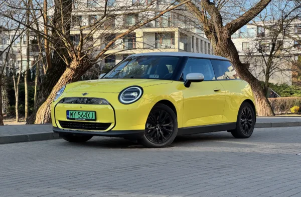 MINI Cooper SE nadwozie sylwetka przód 3/4
