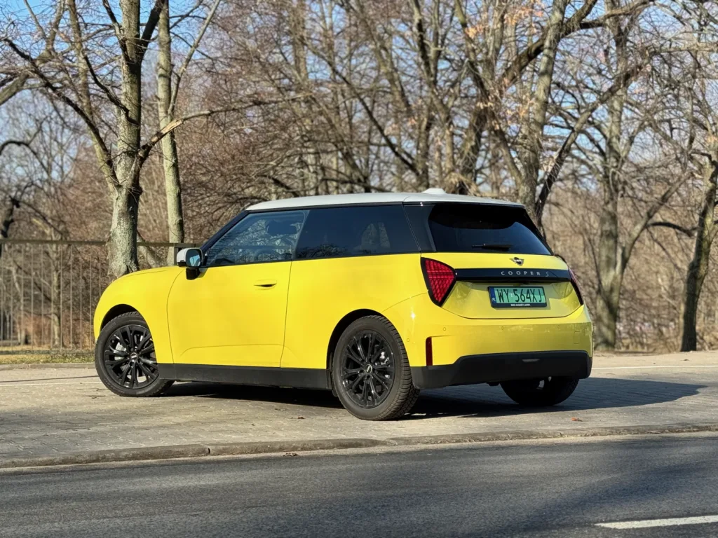 MINI Cooper SE nadwozie sylwetka tył 3/4