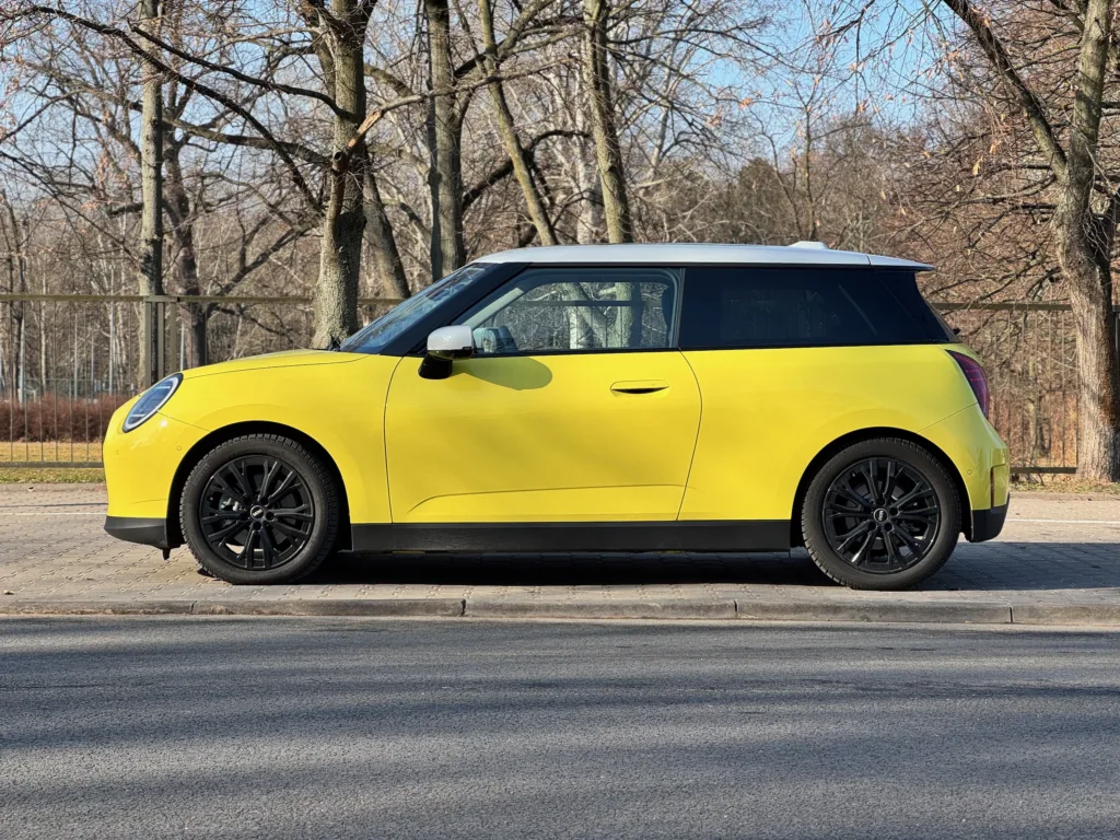 MINI Cooper SE nadwozie sylwetka bok