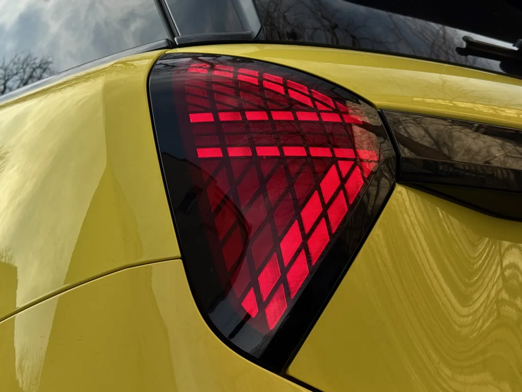 MINI Cooper SE tylne światła motyw 1